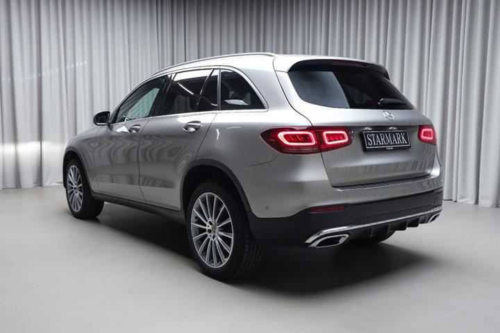Sølv Mercedes GLC300 de fra 2022