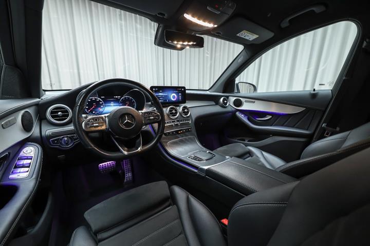 Sølv Mercedes GLC300 de fra 2022