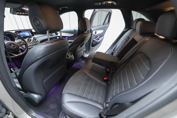 Sølv Mercedes GLC300 de fra 2022