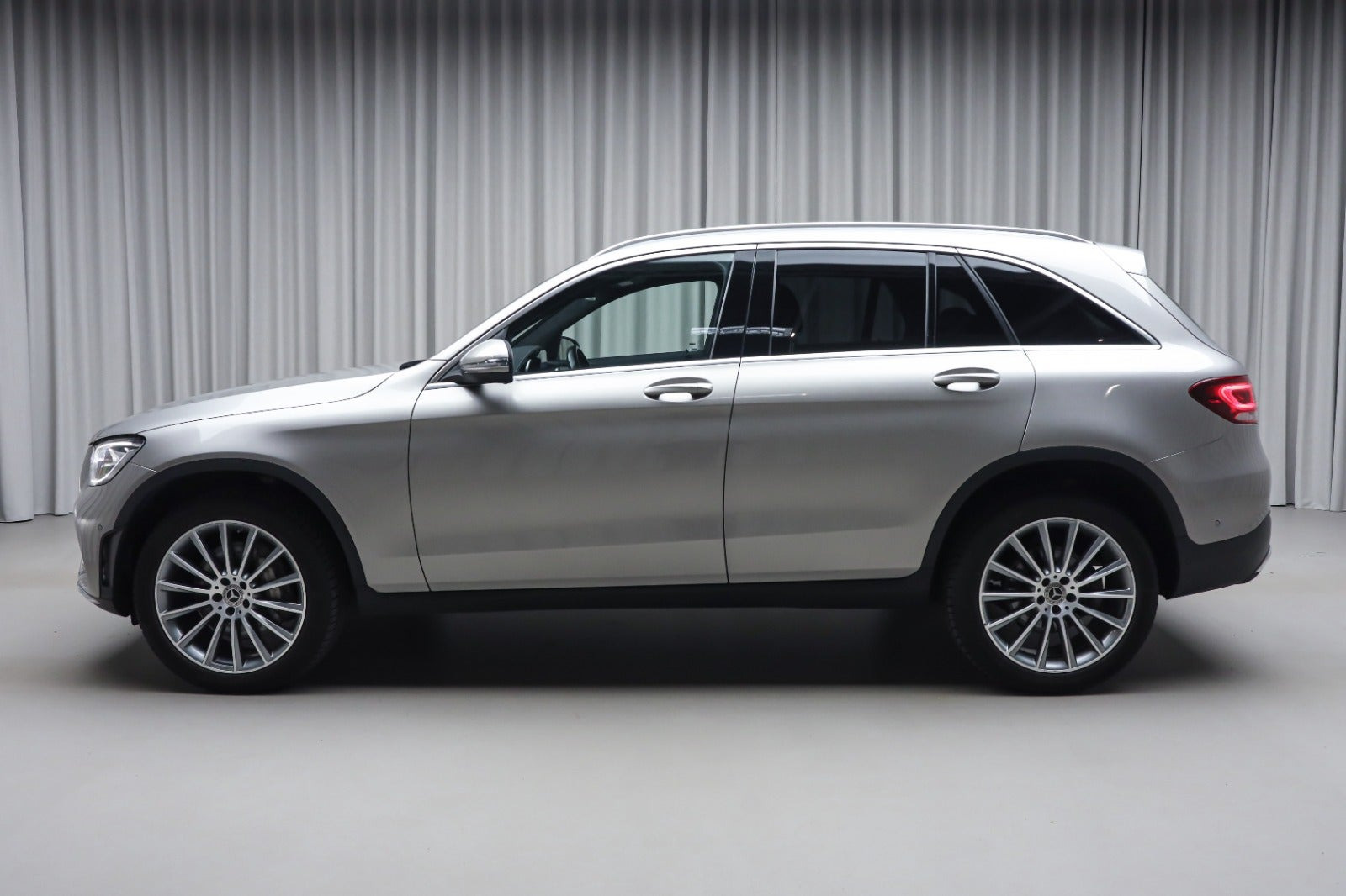 Sølv Mercedes GLC300 de fra 2022