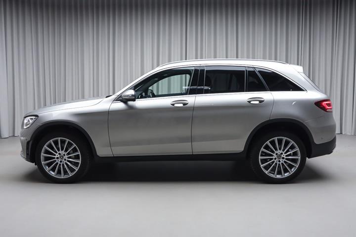 Sølv Mercedes GLC300 de fra 2022