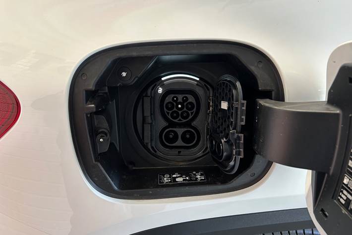 Hvid Mercedes EQA250+ fra 2024