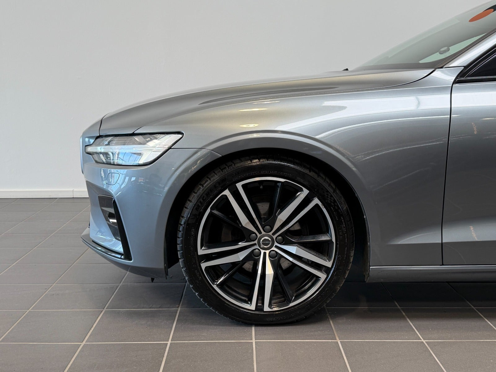 Grå Volvo V60 fra 2020