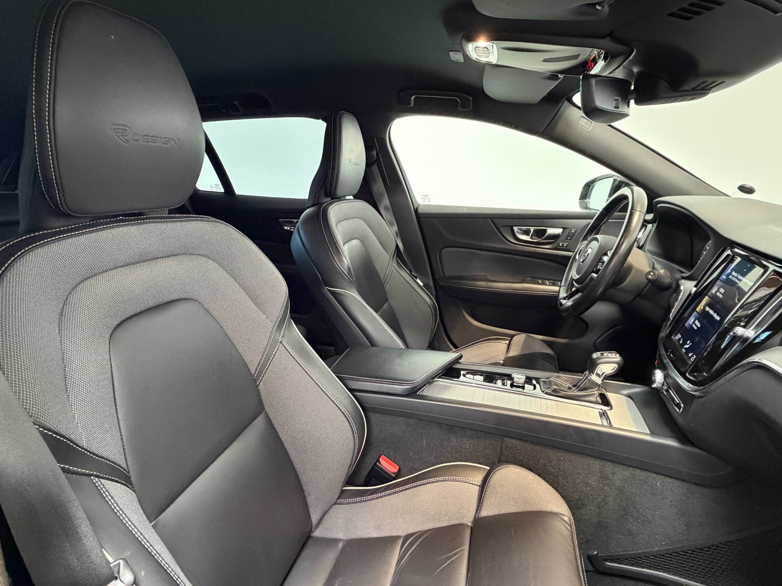 Grå Volvo V60 fra 2020
