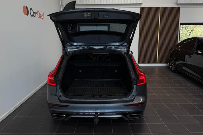 Grå Volvo V60 fra 2020