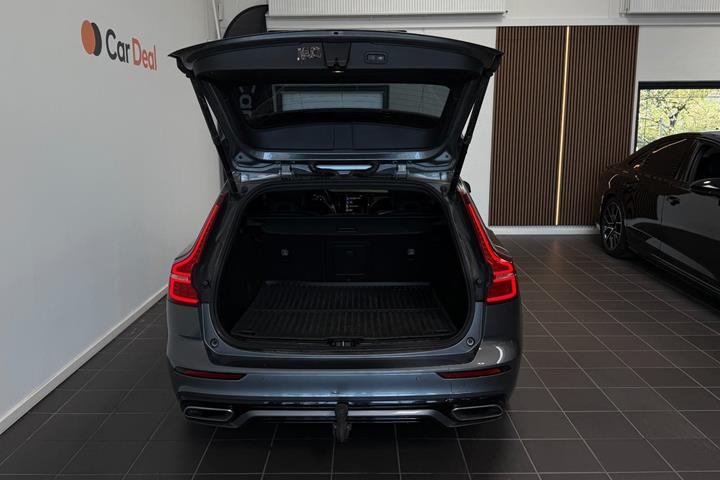 Grå Volvo V60 fra 2020