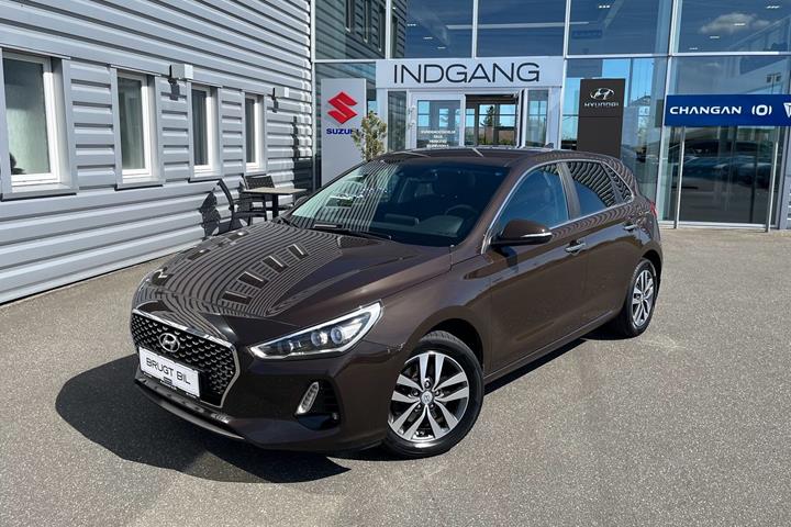 Brun Hyundai i30 fra 2017 set udefra