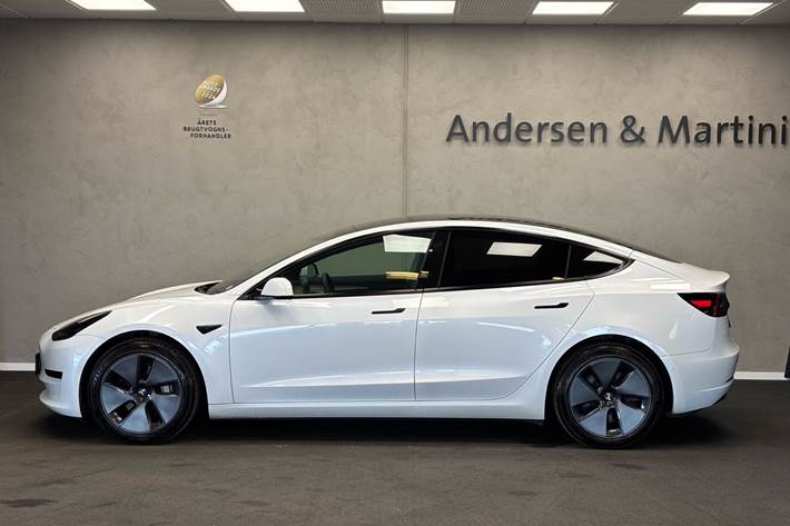 Hvid Tesla Model 3 fra 2021