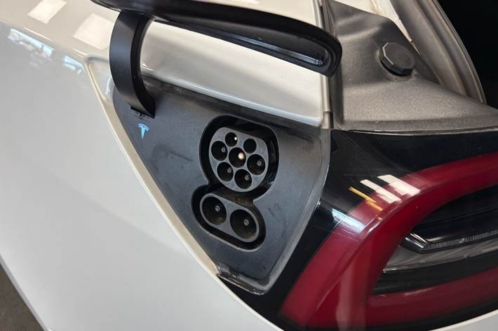 Hvid Tesla Model 3 fra 2021