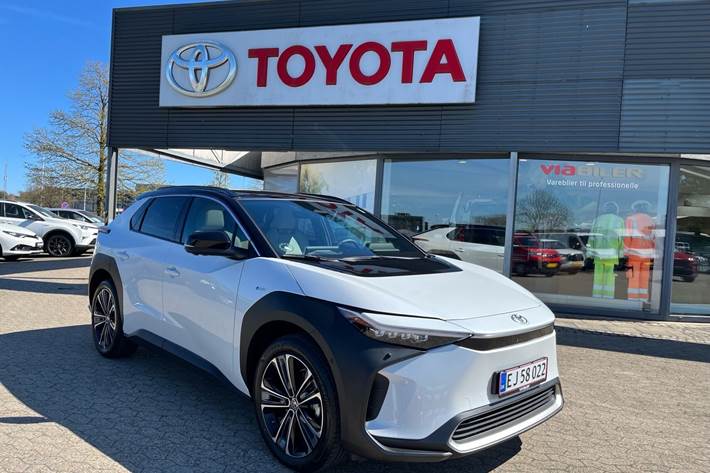 Hvid Toyota BZ4X fra 2025