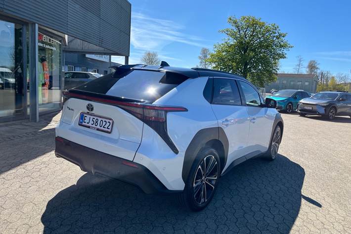 Hvid Toyota BZ4X fra 2025