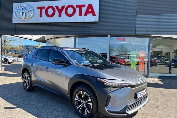 Grå Toyota BZ4X fra 2025