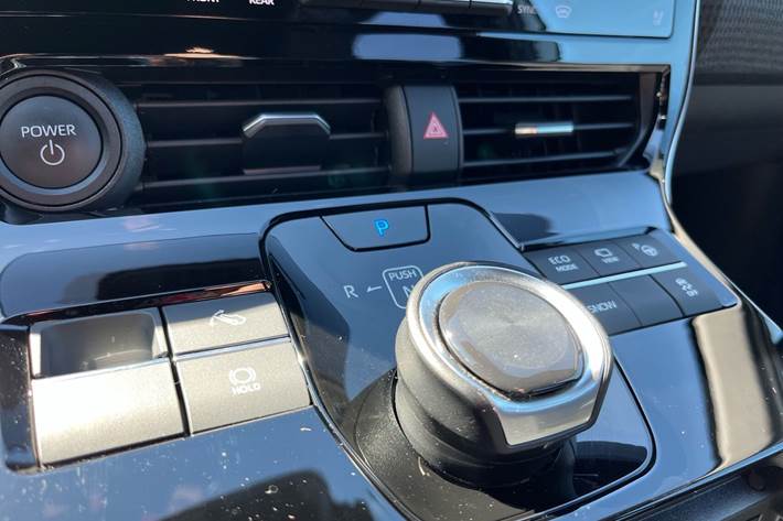 Grå Toyota BZ4X fra 2025