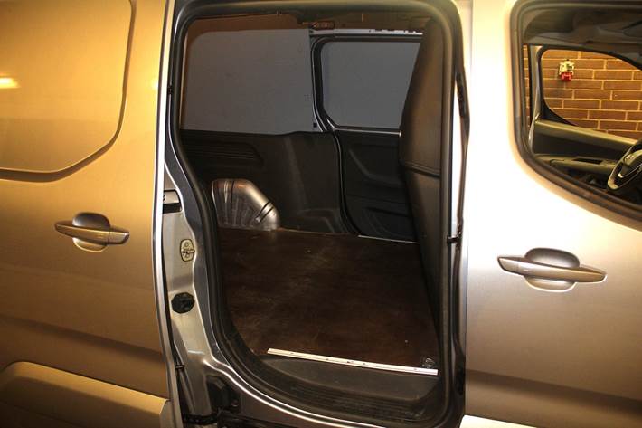 Grå Peugeot Partner fra 2019