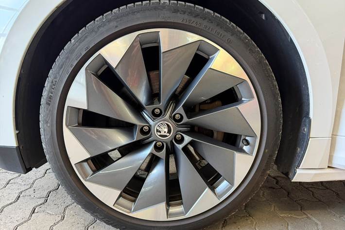 Hvid Skoda Enyaq fra 2021