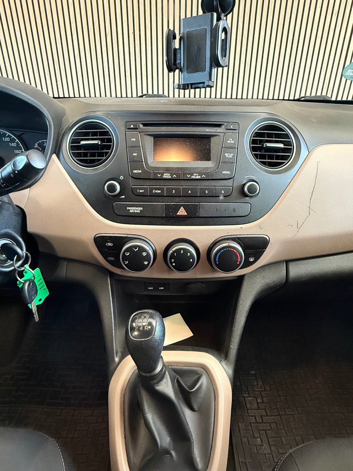 Grå Hyundai i10 fra 2015