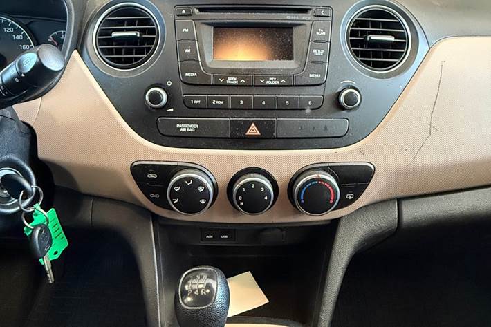 Grå Hyundai i10 fra 2015