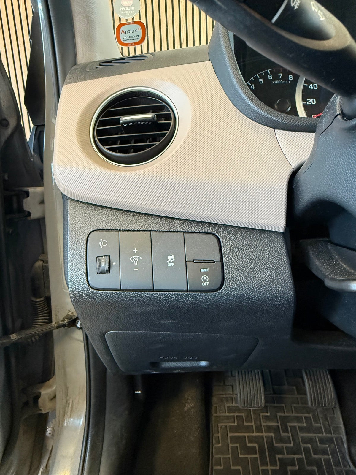 Grå Hyundai i10 fra 2015