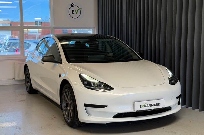 Hvid Tesla Model 3 fra 2022