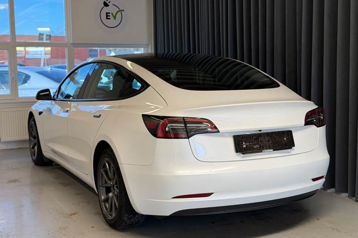 Hvid Tesla Model 3 fra 2022