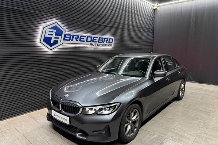 Grå BMW 320d fra 2020