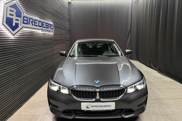 Grå BMW 320d fra 2020