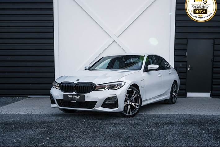 Gul BMW 330e fra 2019