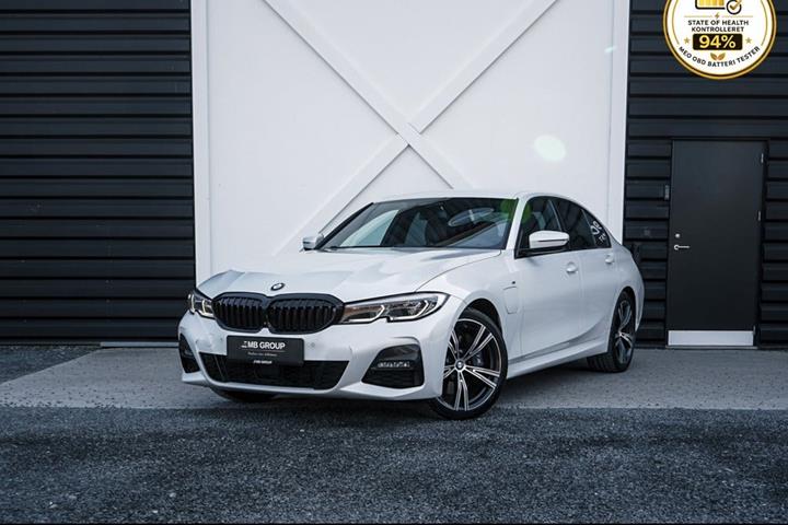 Gul BMW 330e fra 2019 set udefra