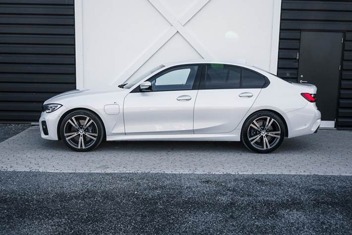 Gul BMW 330e fra 2019