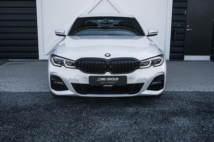 Gul BMW 330e fra 2019
