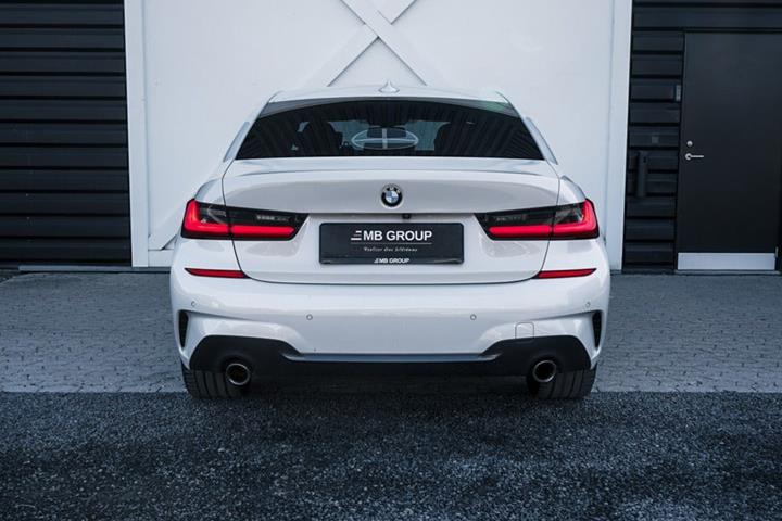 Gul BMW 330e fra 2019