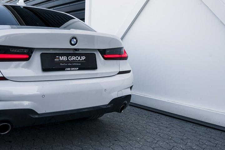 Gul BMW 330e fra 2019
