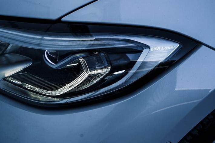 Gul BMW 330e fra 2019