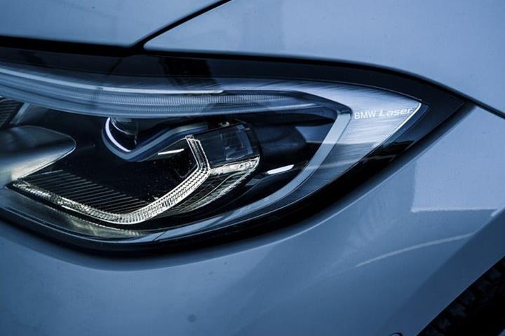 Gul BMW 330e fra 2019