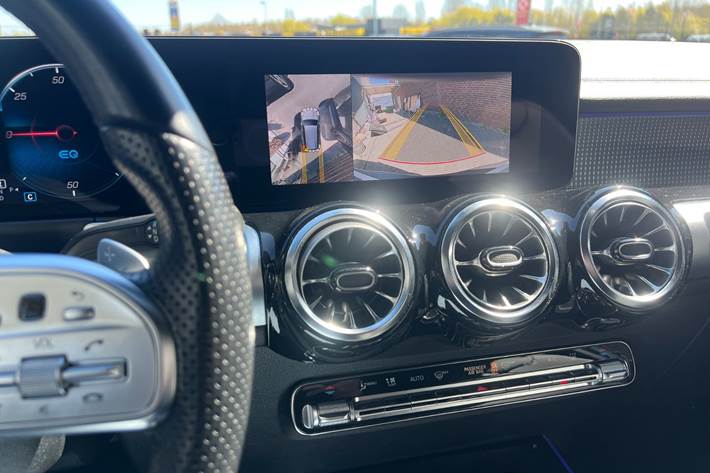 Hvid Mercedes EQB250 fra 2023