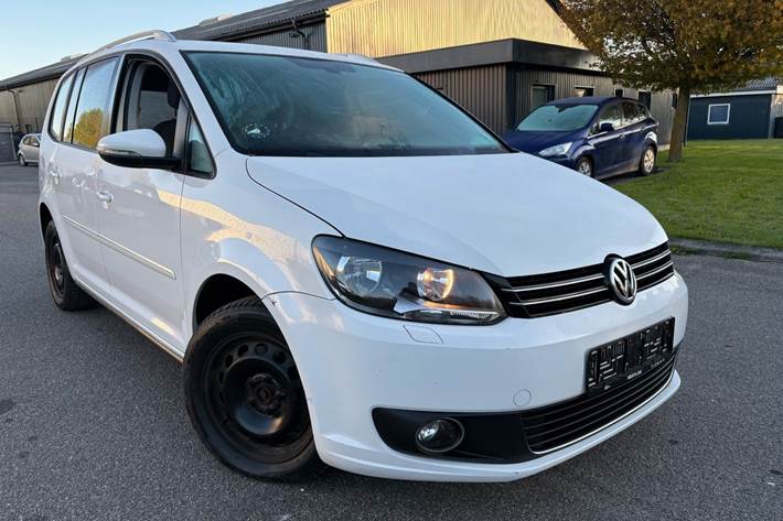 Hvid VW Touran fra 2013