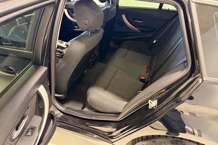 Sort BMW 320d fra 2017