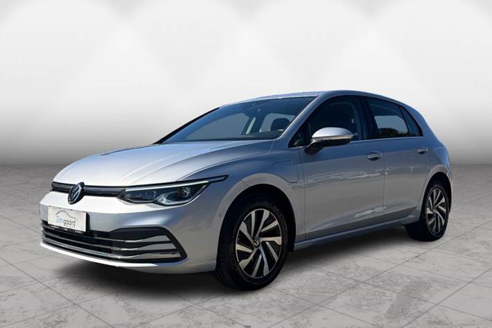 Grå VW Golf VIII fra 2021 set udefra