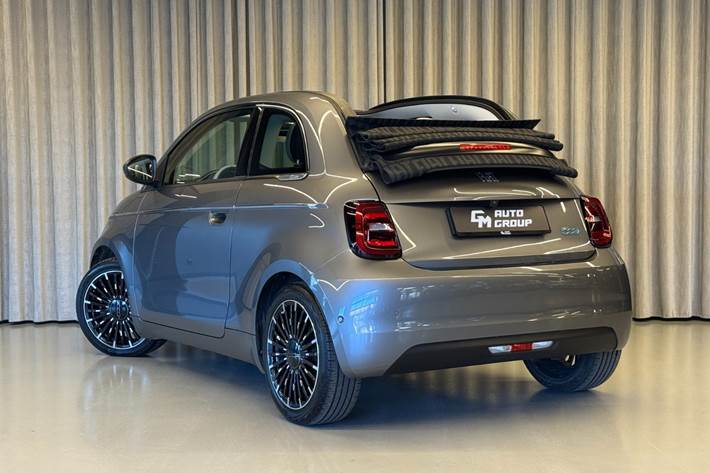 Grå Fiat 500e fra 2022