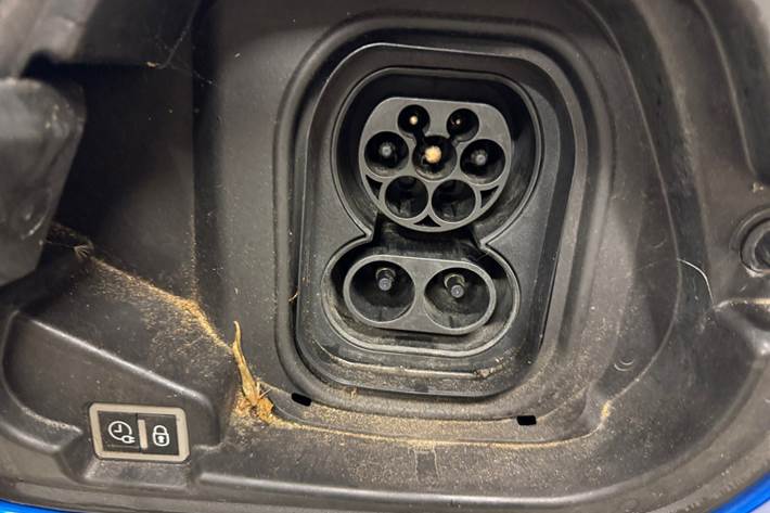 Blå Peugeot e-208 fra 2020