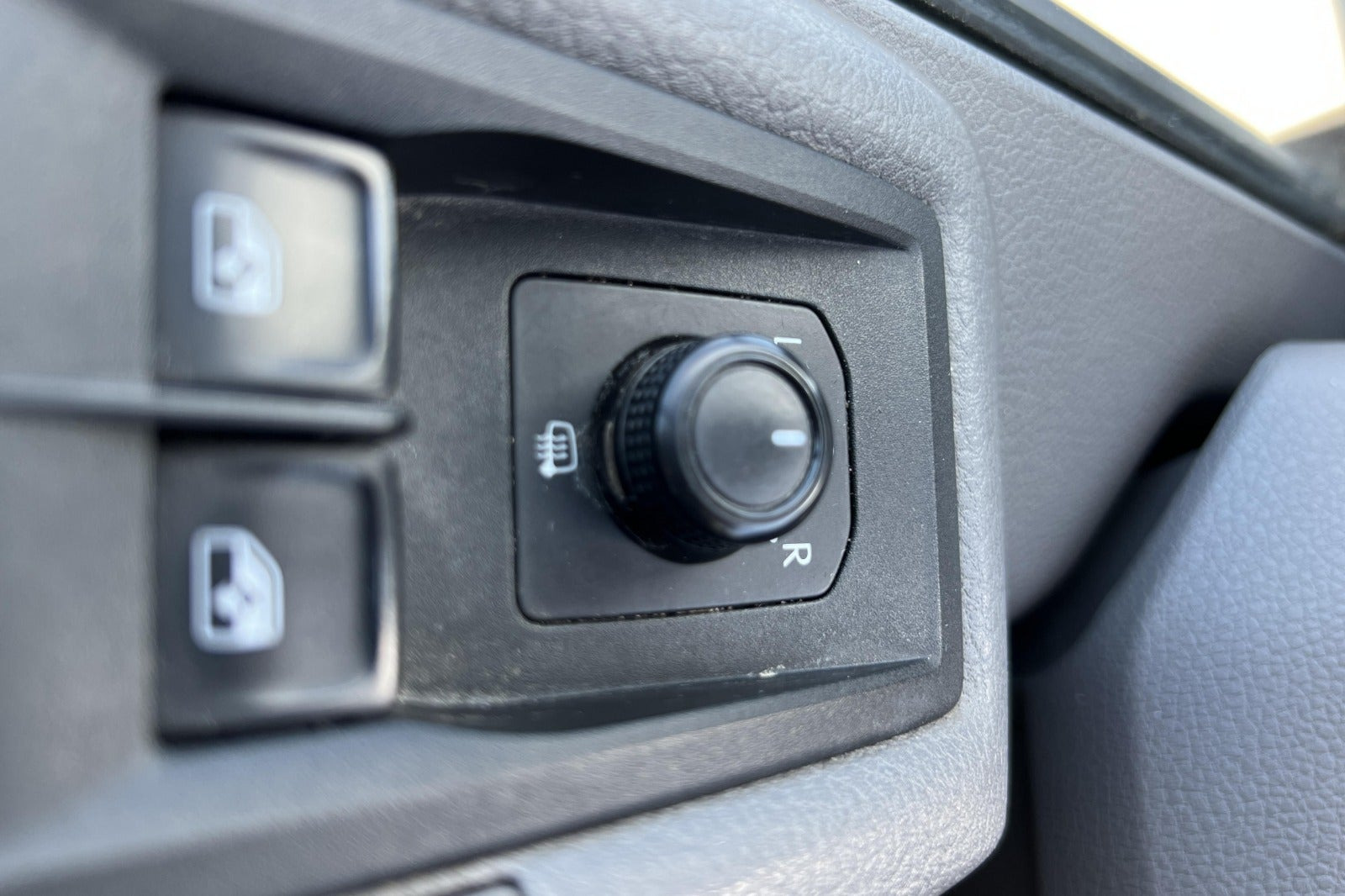 Hvid VW Crafter 30 fra 2019 set indefra
