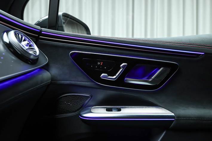 Grøn Mercedes EQE350 SUV fra 2025