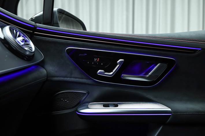 Sølv Mercedes EQE350 SUV fra 2025