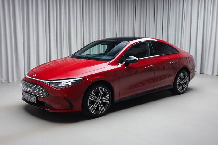 Rød Mercedes CLA250+ fra 2025