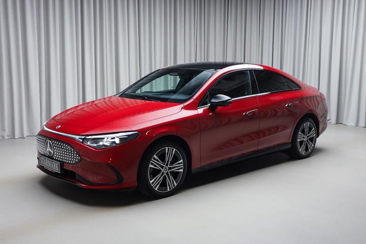 Rød Mercedes CLA250+ fra 2025 set udefra