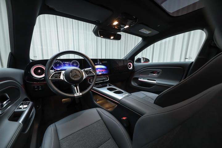 Rød Mercedes CLA250+ fra 2025