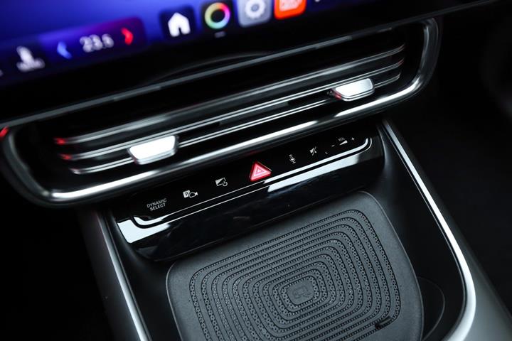 Rød Mercedes CLA250+ fra 2025