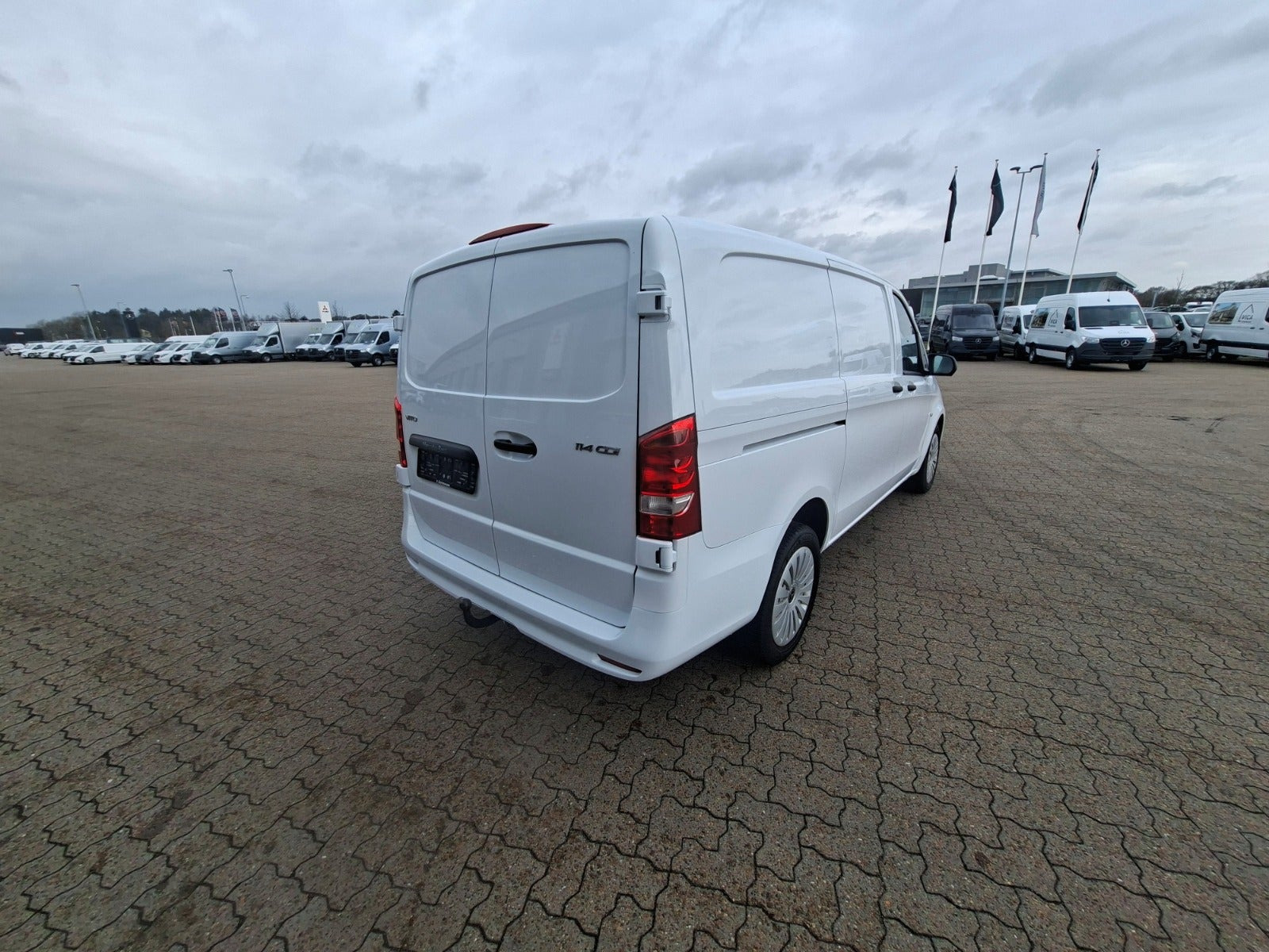 Hvid Mercedes Vito 114 fra 2024