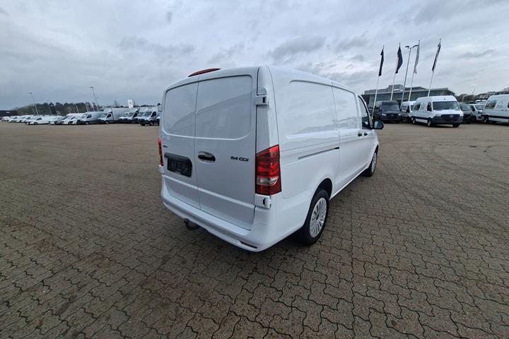 Hvid Mercedes Vito 114 fra 2024