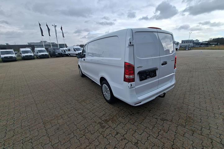 Hvid Mercedes Vito 114 fra 2024